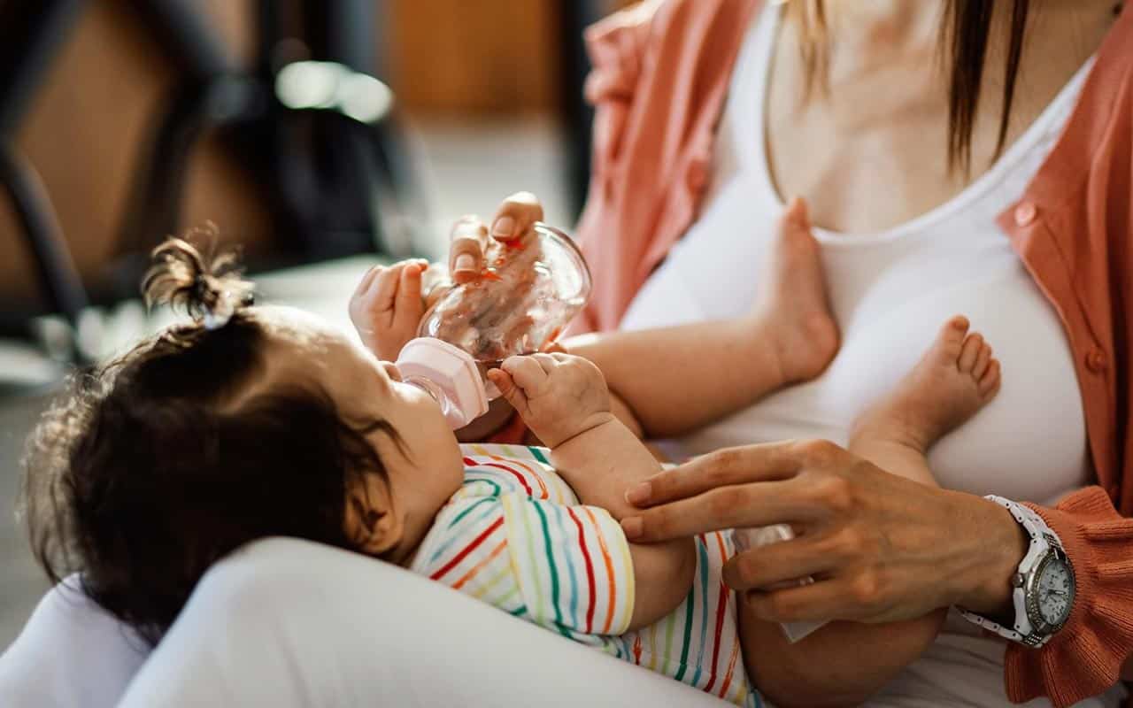 Newborn Feeding 101: Understanding Your Baby’s Hunger Cues and Feeding Options
